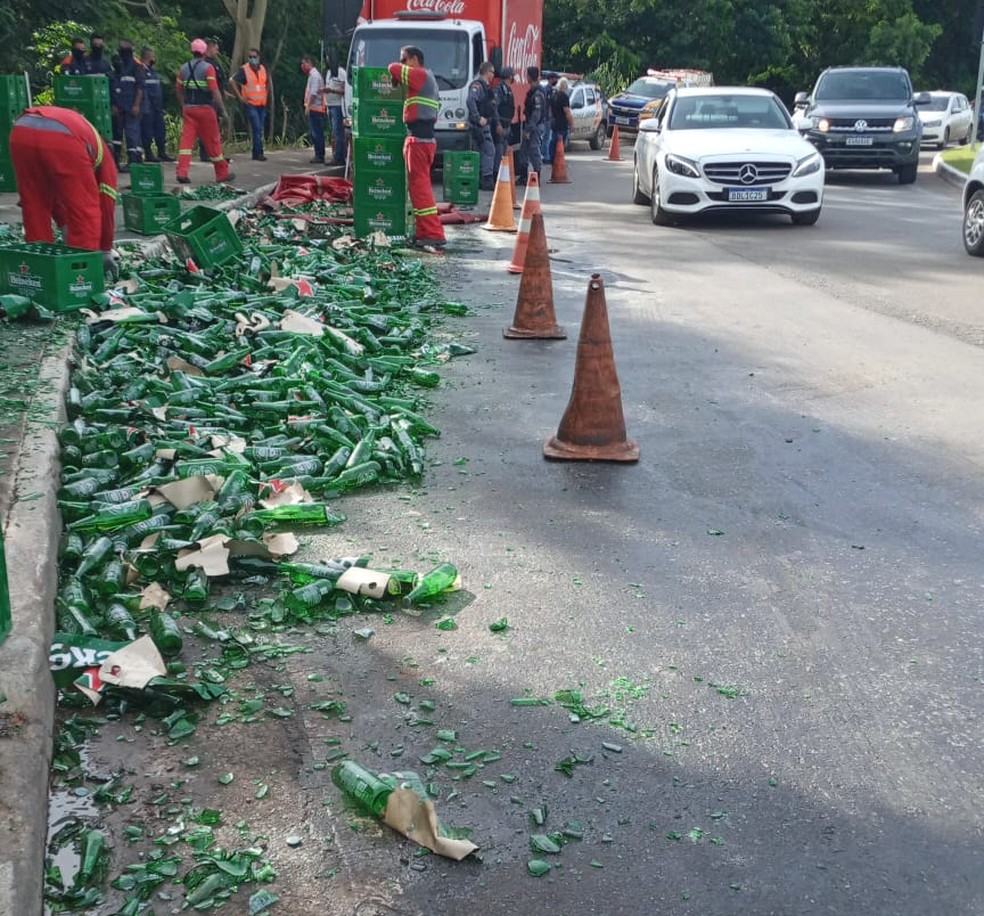 Cacos ficaram espalhados pela pista — Foto: Semob