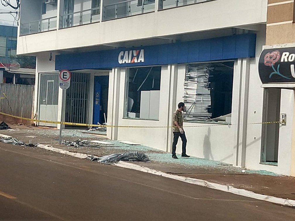 Caixa Econômica Federal em Pitanga, na manhã desta segunda-feira (19) (Foto: Carla Yarin/RPC)