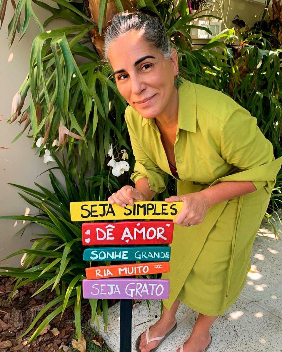 Gloria Pires posa no jardim de casa e deixa recado a seguidores (Foto: Reprodução/Instagram)
