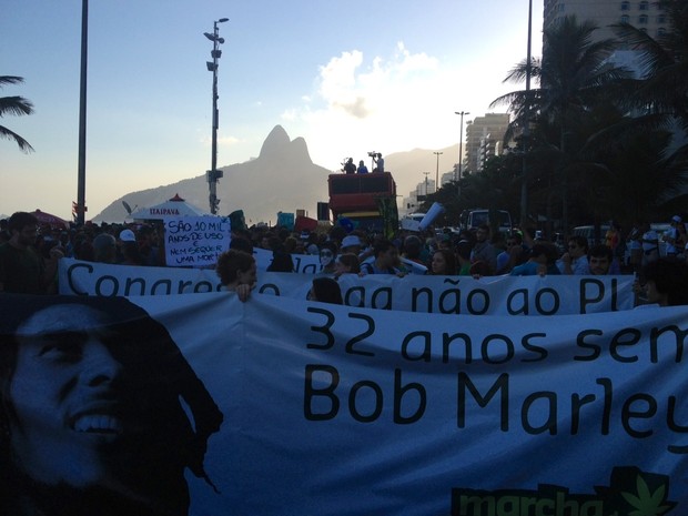 Manifestantes prestam homenagem a cantor, morto hÃ¡ exatos 32 anos (Foto: Cristiane Cardoso/G1)