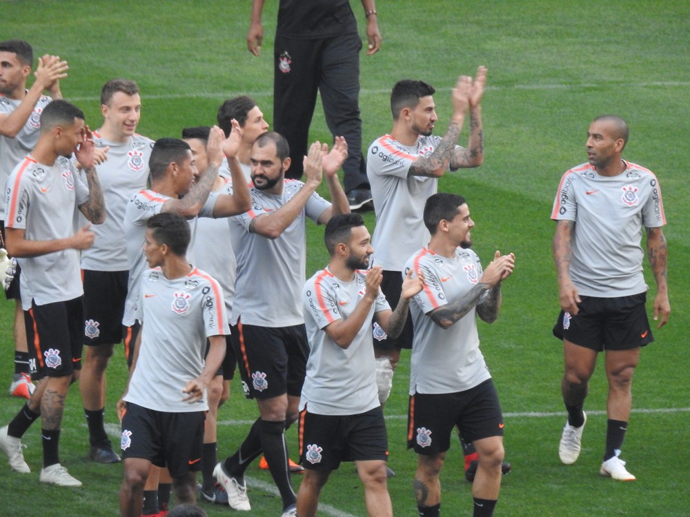 Em treino aberto na Arena Corinthians, Danilo faz gols e é ovacionado pela Fiel