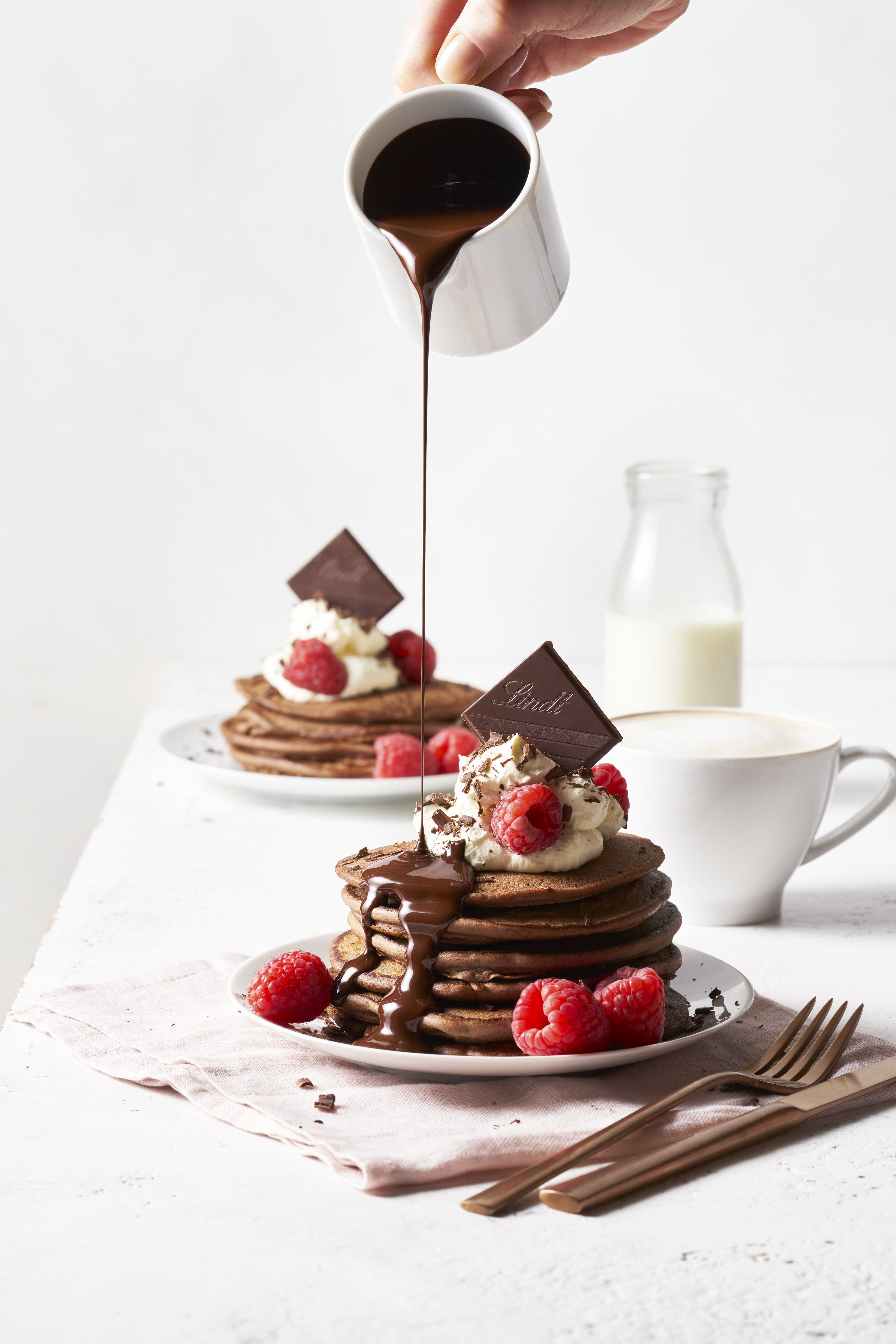 Aprenda uma receita de panqueca de chocolate e framboesas sem glúten    (Foto: Divulgação)
