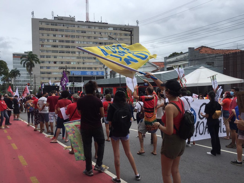 Manifestantes protestam contra Jair Bolsonaro e a favor da vacina, em João Pessoa, neste sábado (19). — Foto: Lara Brito/G1