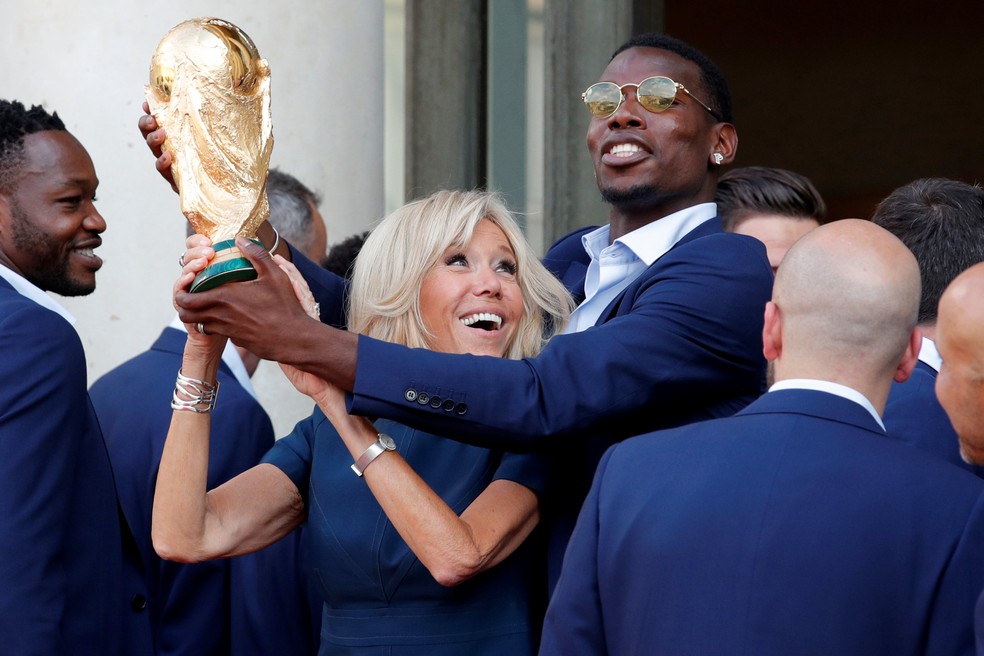 Brigitte Macron, esposa de Emmanuel Macron, levanta a taÃ§a com Paul Pogba (Foto: Reuters)