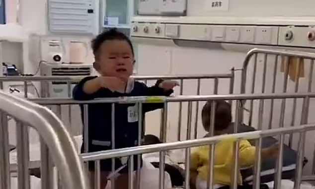 Crianças estão sendo separadas dos pais em política de tolerância zero contra covid-19, em Xangai (Foto: Reprodução/ Twitter)