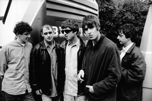Uma das primeiras formações do Oasis, em foto de 1994: Tony McCarroll, Paul Bonehead Arthurs, Noel Gallagher, Liam Gallagher e Paul Guigsy McGuigan (Foto: Getty Images)