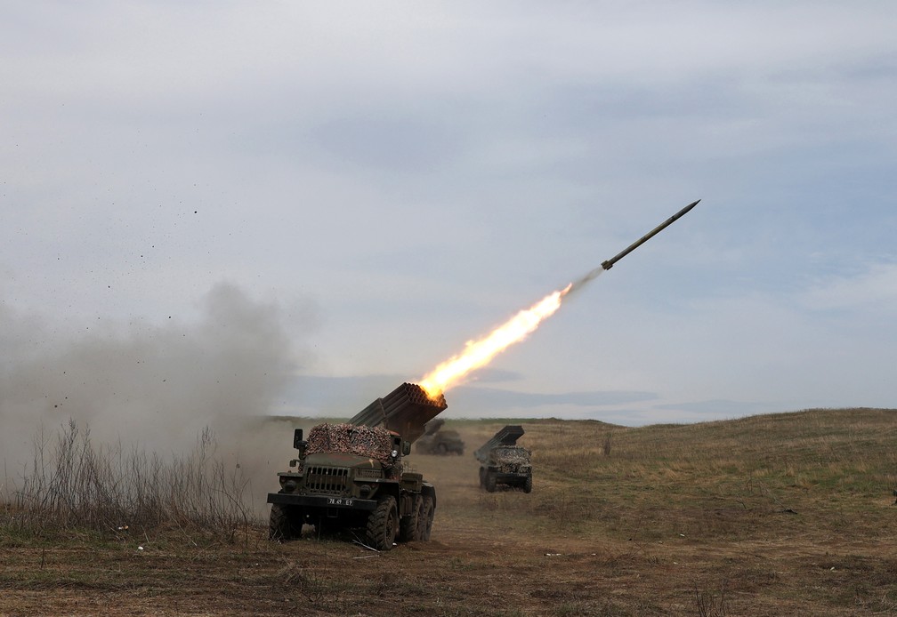 Míssil é lançando por tropas ucranianas perto de Luhansk, na região de Donbass, em abril — Foto: Anatolii Stepanov/AFP
