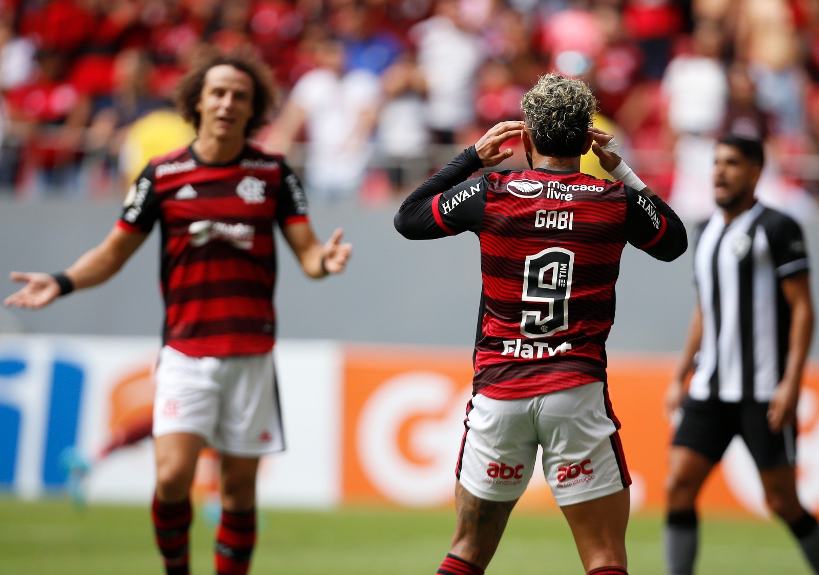 David Luiz e Gabigol durante jogo do Flamengo. Dupla não tem se entendido dentro de campo  — Foto: Cristiano Mariz