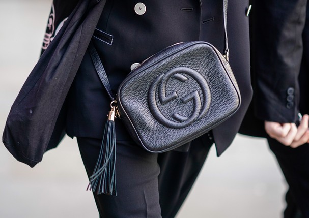 LONDON, ENGLAND - FEBRUARY 16:  A guest wears a Gucci bag (detail), during London Fashion Week February 2018 on February 16, 2018 in London, England.  (Photo by Edward Berthelot/Getty Images) (Foto: Getty Images)