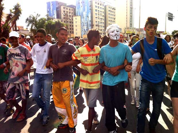 Manifestantes durante marcha contra a corrupção em Taguatinga na tarde desta segunda (24) (Foto: Káthia Mello/G1)