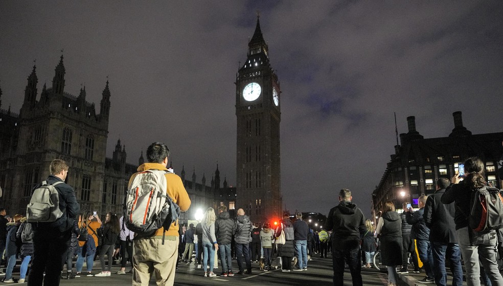 Uma multidão observa um minuto de silêncio em homenagem à rainha Elizabeth II na ponte de Westminster em frente ao Big Ben, domingo, 18 de setembro de 2022, em Londres, Inglaterra — Foto: ASSOCIATED PRESS