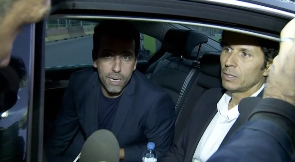 Edu Gaspar e Rodrigo Lasmar deixam CT do PSG apÃ³s reuniÃ£o com Daniel Alves e departamento mÃ©dico do clube (Foto: ReproduÃ§Ã£o/TV Globo)