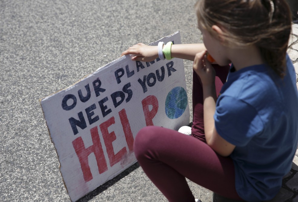 Greve pelo Clima em Portugal: garota segura cartaz em manifestação contra as mudanças climáticas em Lisboa nesta sexta (24). — Foto: Armando Franca/AP