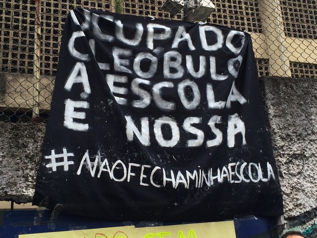 Grupo colocou faixa na entrada da Escola Estadual Cleóbulo (Foto: Solange Freitas / TV Tribuna)