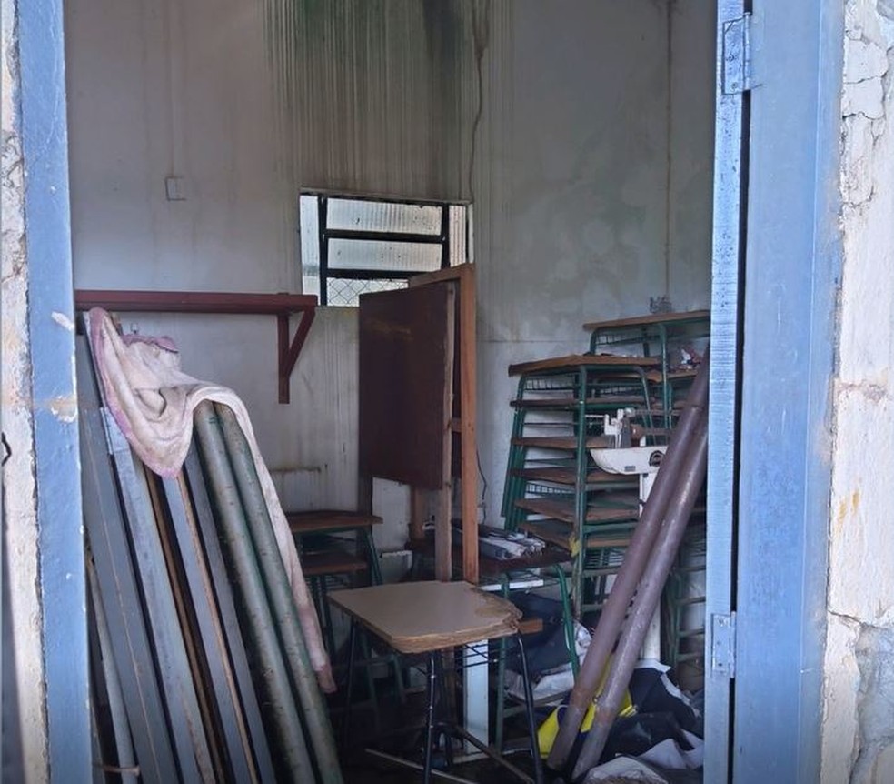 Sala sendo utilizada como depósito em escola de RO — Foto: Reprodução/Rede Amazônica