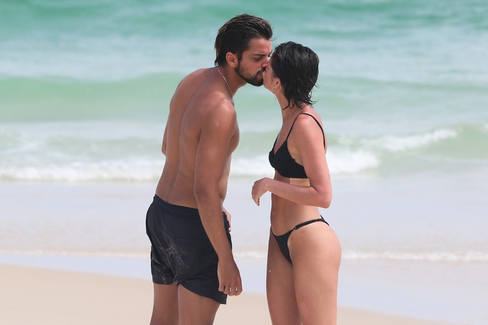 Agatha Moreira e Rodrigo Simas curtem dia na praia com Yanna Lavigne e as sobrinhas — Foto: AgNews/ Dilson Silva 