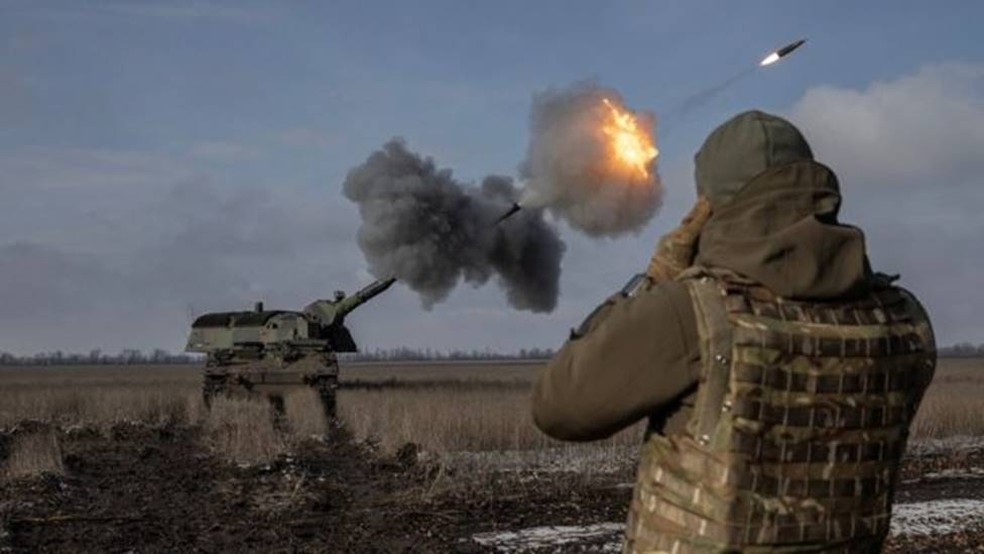 Soldados ucranianos disparam um obus alemão Panzerhaubitze 2000 — Foto: REUTERS/via BBC