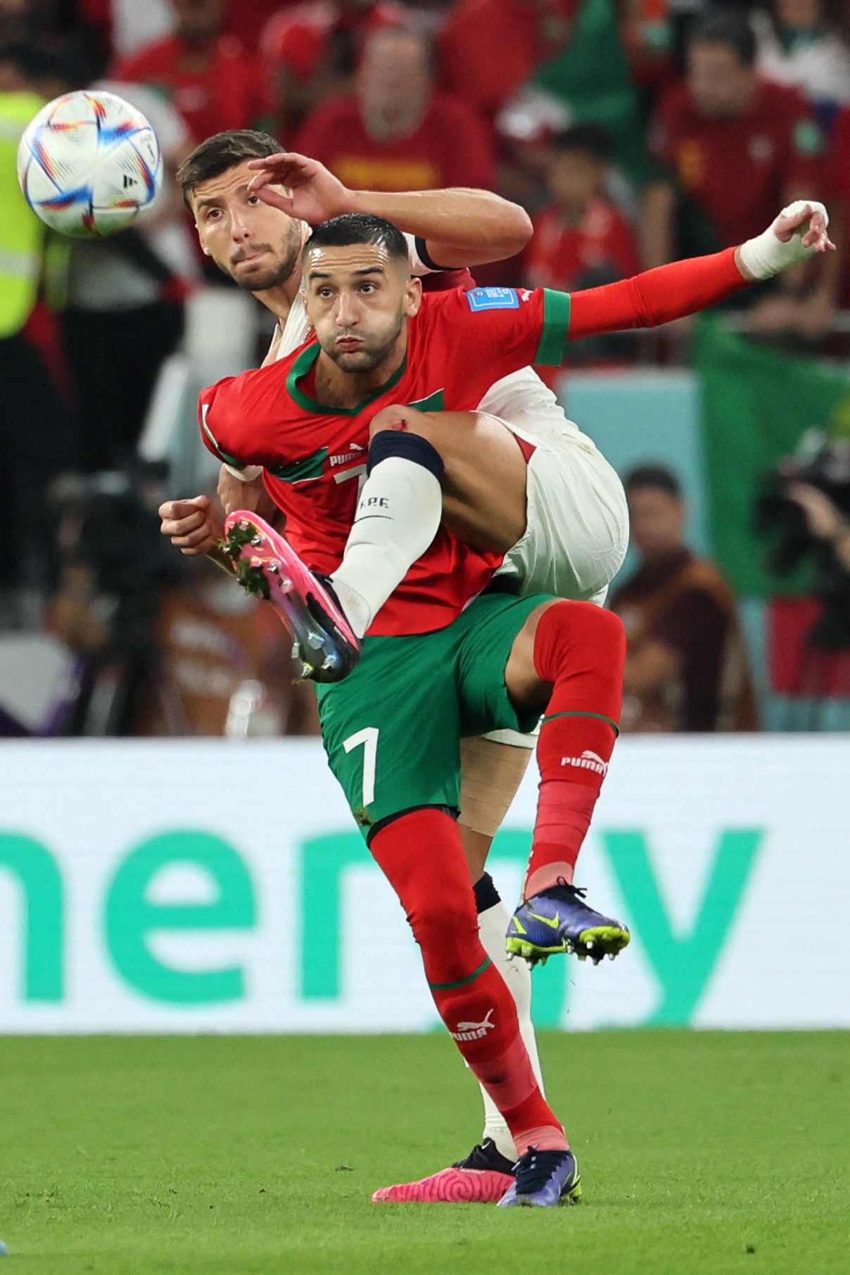 Hakim Ziyech luta pela bola com o português Ruben Dias — Foto: KARIM JAAFAR/AFP