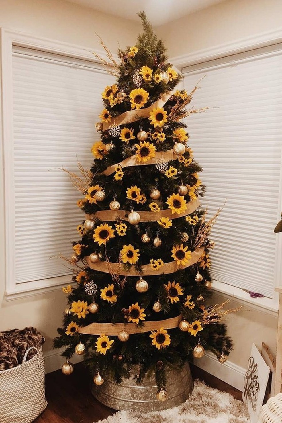 Árvore de Natal enfeitada com girassóis? A internet está obcecada com a  tendência | Decoração | Glamour