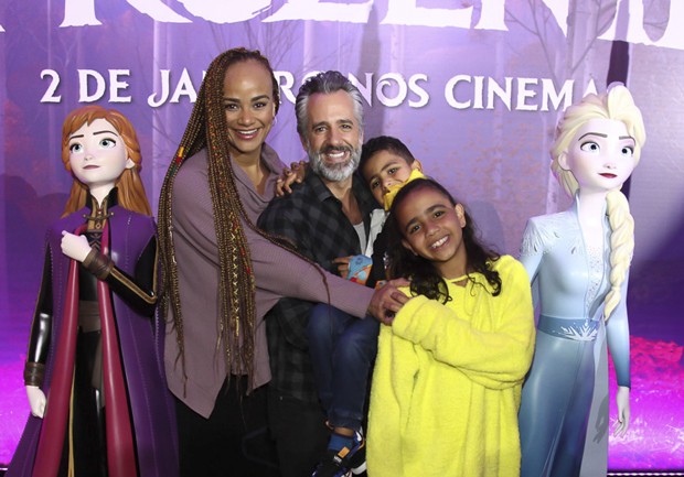 Luciana Mello com a família (Foto: Marcos Ribas/Brazil News)