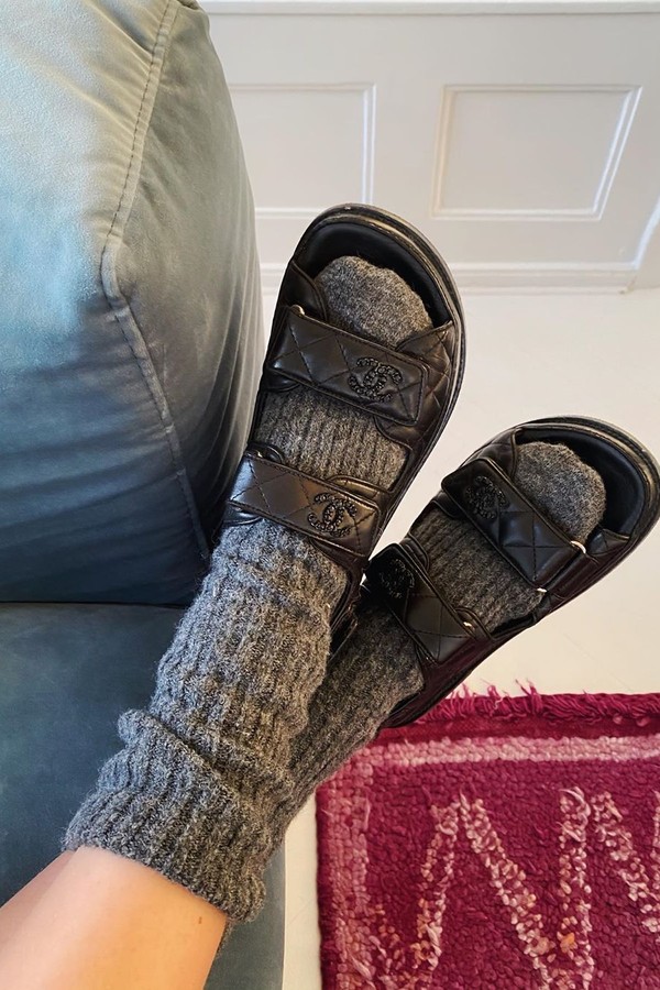 Como usar sandália e manter os pés quentes? Emili Sindlev explica (Foto: Reprodução Instagram)