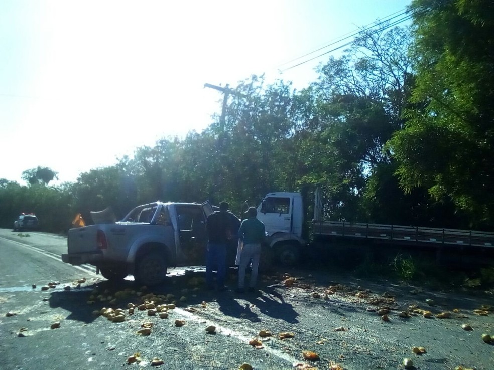 Acidente aconteceu na manhã desta sexta-feira (4) (Foto: Foto Leitor A Gazeta)