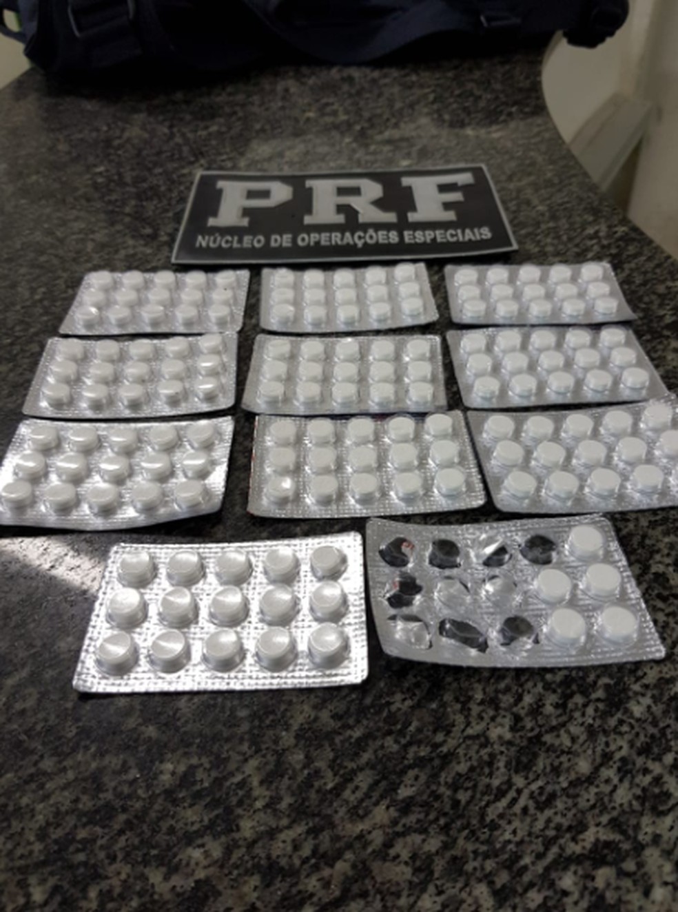 Foram apreendidos 155 comprimidos da anfetamina, popularmente conhecida como â€œrebiteâ€.  â€” Foto: PRF-CE