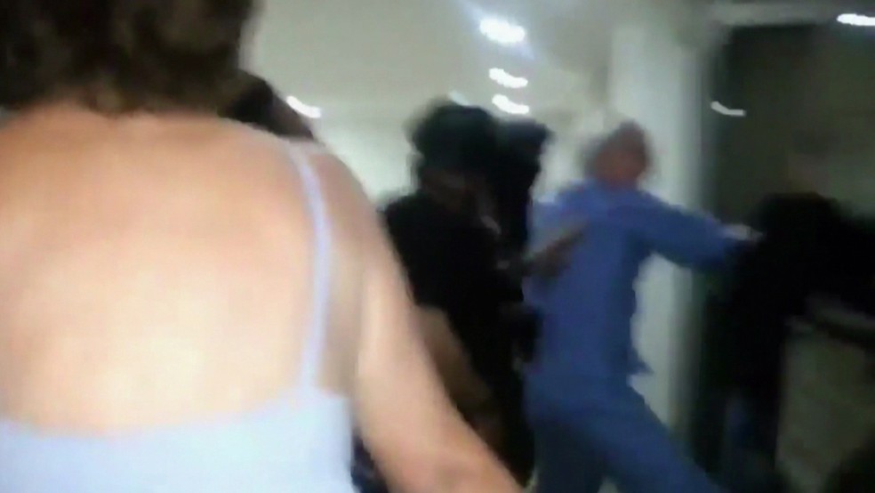 Ledezma (de azul) é levado pela polícia na Venezuela (Foto: Reprodução/TV Globo)