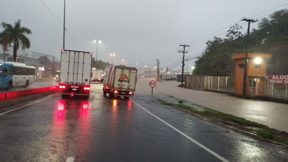 Trecho da BR-101 em Viana fica alagado — Foto: Divulgação/PRF