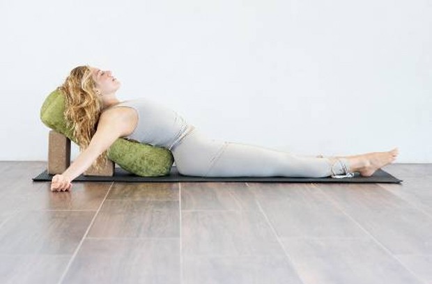 8 posições de yoga que diminuem a ansiedade - Casa e Jardim