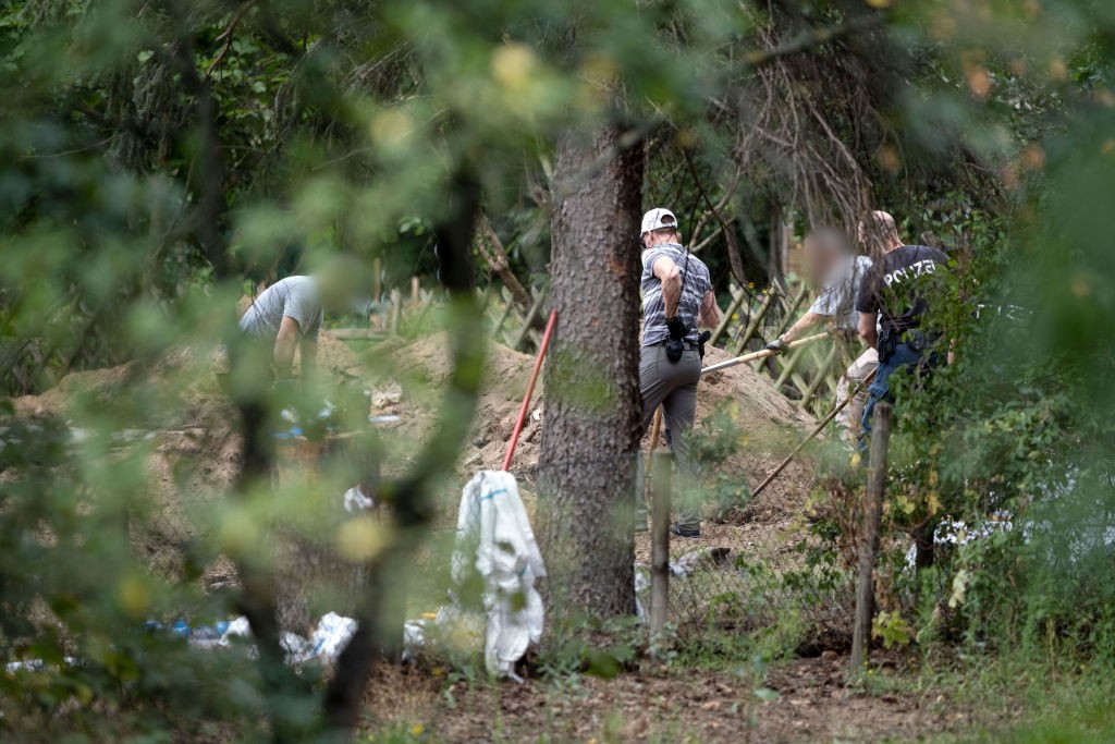 Policiais alemães procuram vestígios ou pistas sobre o desaparecimento de Madeleine McCann (Foto: Getty Images)