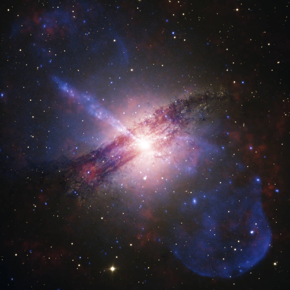 Galáxia com buraco negro brilha em nova imagem divulgada pela Nasa