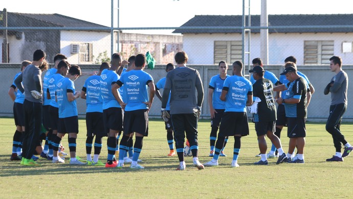 Interino orienta 1º treino sem Felipão, e Vitinho se destaca com três gols