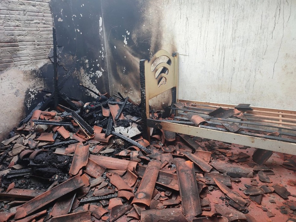 Casa incendiada em Pedro II, no Piauí — Foto: Reprodução/Redes sociais