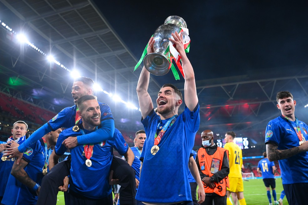 Jorginho comemora a conquista da Eurocopa-2020 pela sele&ccedil;&atilde;o italiana &mdash; Foto: Getty Images
