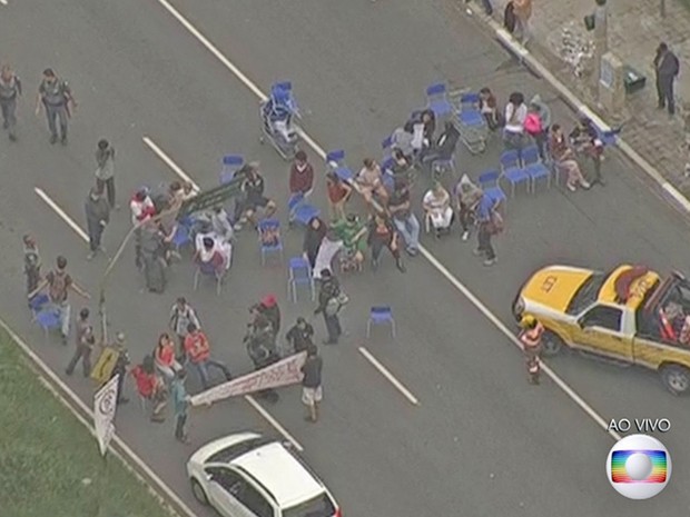 Estudantes protestam na Avenida Doutror Arnaldo (Foto: Reprodução/ TV Globo)