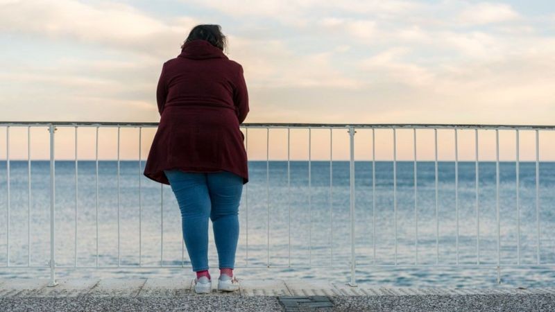 A discriminação de peso não apenas impede as pessoas de avançar em suas carreiras, como também pode afetar sua saúde física e mental (Foto: Getty Images via BBC News)
