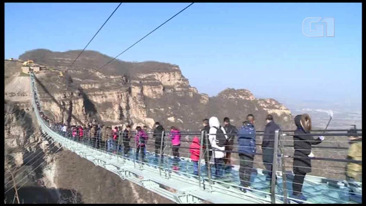 Com quase meio quil metro China inaugura ponte de vidro 