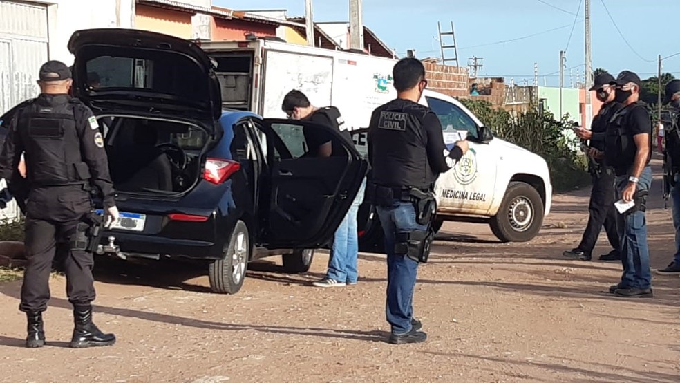 Homem é encontrado morto com tiro na cabeça dentro de carro na Grande Natal — Foto: Sérgio Henrique Santos/Inter TV Cabugi