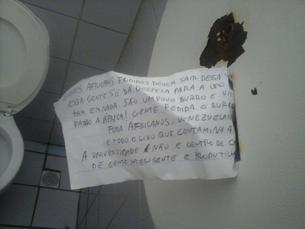 Bilhete anÃ´nimo com mensagens de Ã³dio foi deixado em banheiro da UFC (Foto: ReproduÃ§Ã£o)
