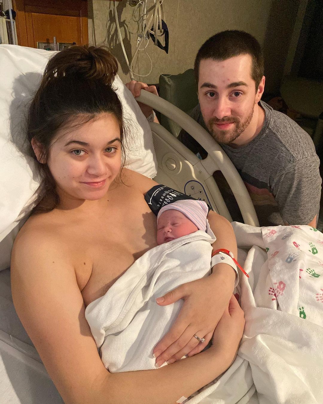 Claire and her husband, with the last little girl, Freya, who joined the family three months ago (Photo: Playback/Instagram)