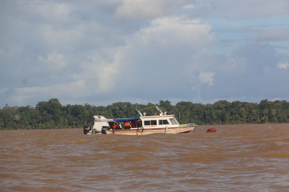 Equipes colocaram boia no local onde embarca&ccedil;&atilde;o afundou para ajudar nas buscas &mdash; Foto: Prefeitura de Almeirim/Divulga&ccedil;&atilde;o