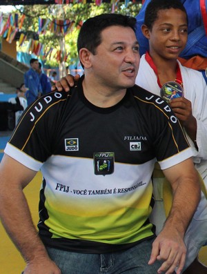 Técnico Queiroz Filho (Foto: Emanuele Madeira/GLOBOESPORTE.COM)
