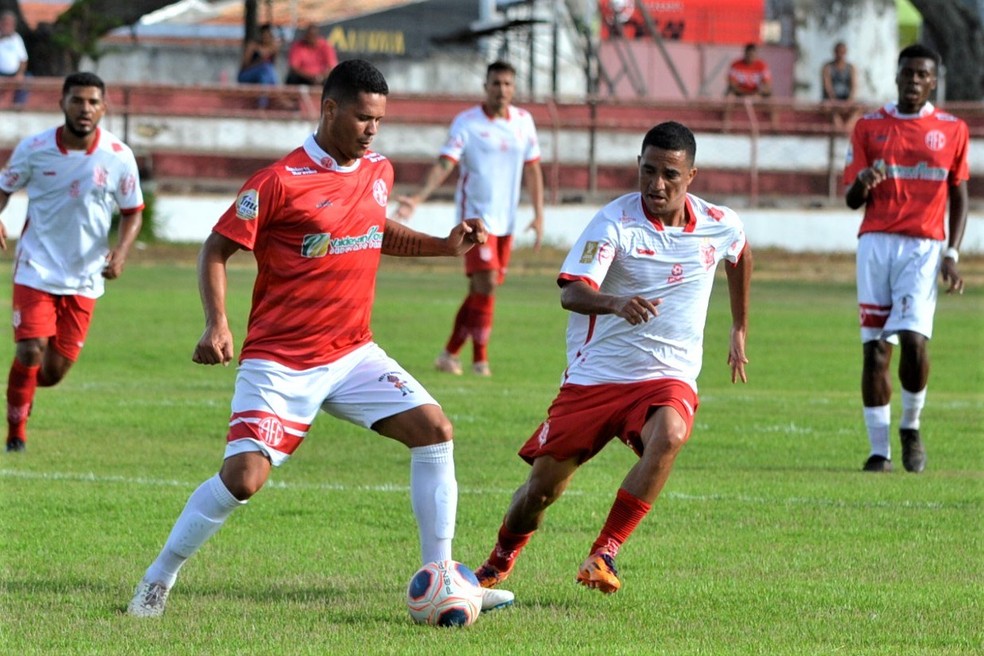 Zagueiro Lelo no amistoso do América de Pedrinhas contra o Sergipe — Foto: José Maria Marques