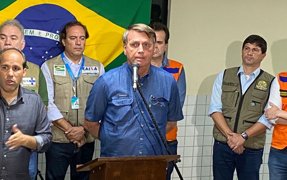 Presidente Jair Bolsonaro (PL) durante coletiva de imprensa no Recife, nesta segunda-feira (30), após sobrevoar áreas atingidas pelas chuvas — Foto: Pedro Alves/g1