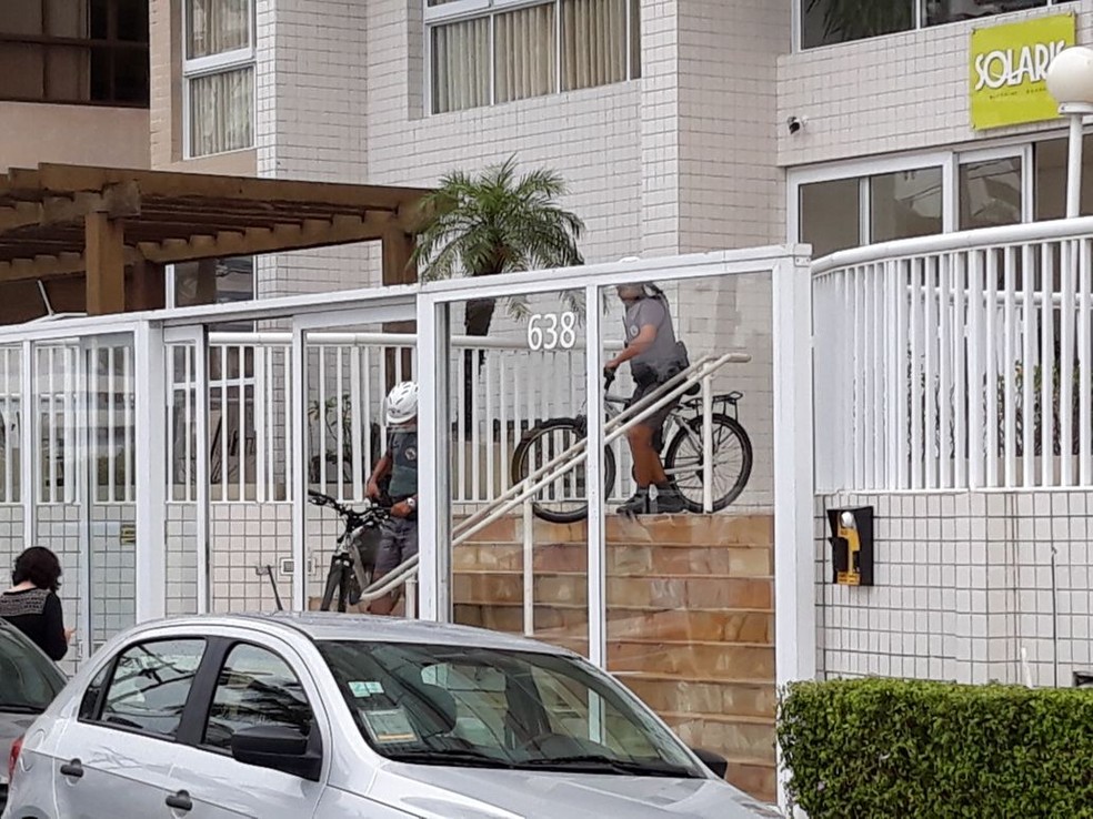 Durante a tarde, policiais militares e federais saíram do Edifício Solaris, onde manifestantes do MTST invadiram triplex atribuído a Lula, em Guarujá (Foto: João Amaro/G1)