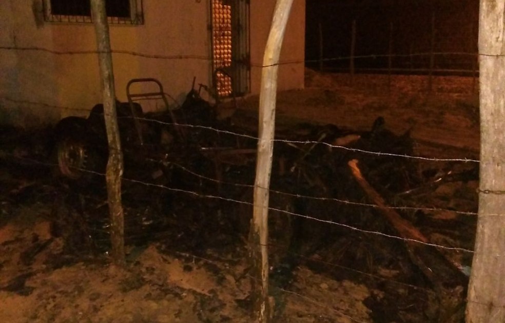Carro ficou destruído no incêndio em Parnaíba (Foto: Marcos Marquinhos)