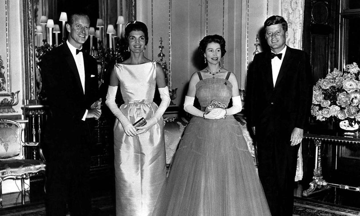 Elizabeth II e o príncipe Philip posam com o presidente dos EUA, John F. Kennedy, e a primeira-dama, Jacqueline Kennedy, no Palácio de Buckingham, em 5 de junho de 1961 Foto: Departamento de Estado dos EUA/John F. Kennedy  — Foto: Presidential Library and Museum / via REUTERS