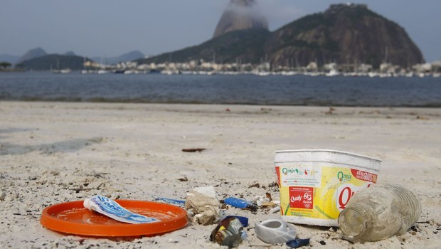 Sujeira nas praias brasileiras (Foto: Fernando Frazão/Agência Brasil)