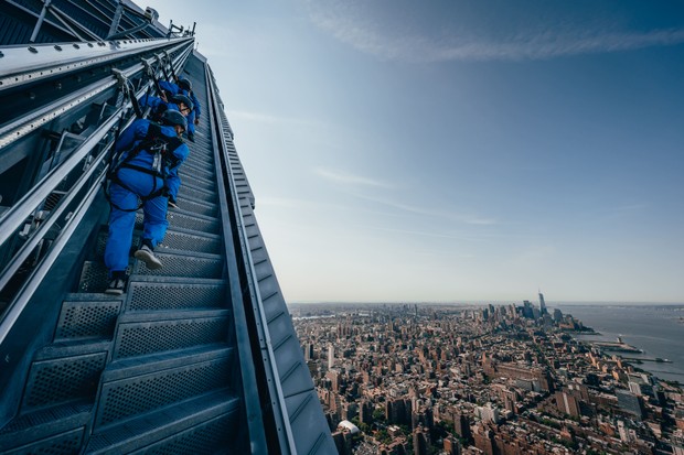 Em Nova York, é possível escalar o topo de arranha-céu a quase 400 metros do chão (Foto: Divulgação)